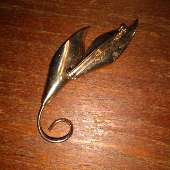 Vintage Five Gold Toned Brooches, Leaf, Charm Holder, Gold & Purple Enam… - Picture 10 of 13